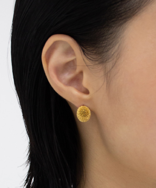 Chestnut gold earring